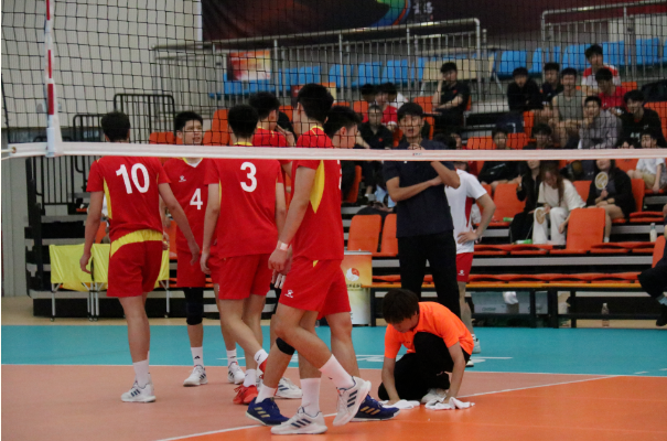 記錄、擦地、撿球......U19賽場上這群商洛年輕人很忙
