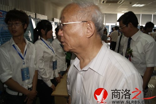 中科院院士侯洵等領(lǐng)導專家觀看商洛學院展臺--王帥攝_conew1.jpg