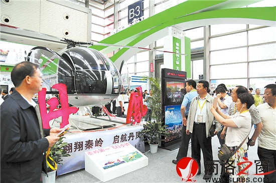 丹鳳展館,一架AF1-3小型直升機(jī)吸引大量客商駐足觀看詢問,現(xiàn)場登機(jī)體驗(yàn)。