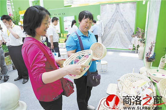 游客選購洛南草編