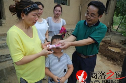 愛心人士向家屬捐款