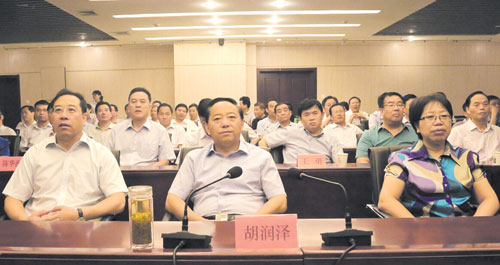 商洛市干部群眾集中收聽(tīng)收看紀(jì)念中國(guó)人民抗日戰(zhàn)爭(zhēng)暨世界反法西斯戰(zhàn)爭(zhēng)勝利70周年大會(huì)實(shí)況