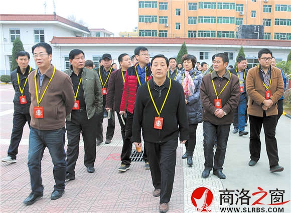 組織市直機(jī)關(guān)黨員干部到商州監(jiān)獄開(kāi)展警示教育