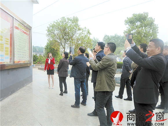 參觀過程中,遇到黨建方面好的做法、舉措時,代表們紛紛拿出手機拍照,十分認真。(記者 肖云 攝)