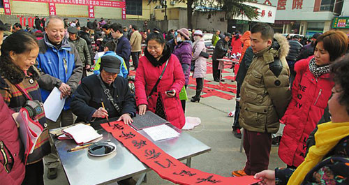“金雞報春商州百名書畫家義寫春聯進萬家”活動在市中心廣場舉行