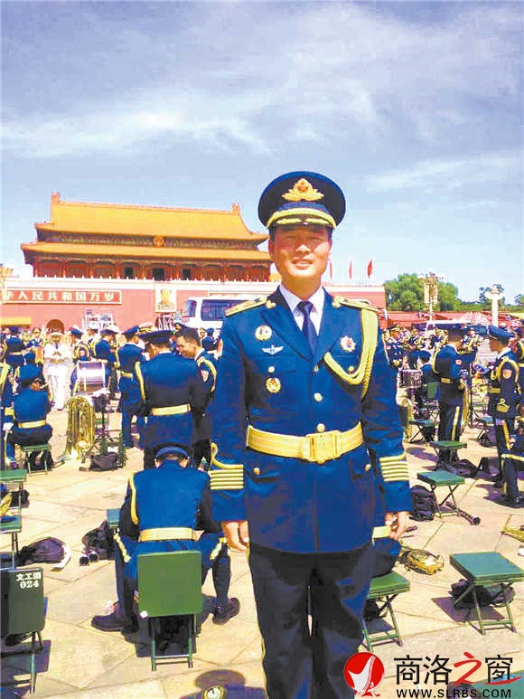 閱兵結束后，陳沖趕緊讓戰友為自己拍照留念，把這一激動時刻永遠定格。