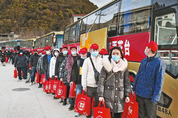 丹鳳縣舉辦“春風行動”暨蘇陜勞務協作外出務工人員歡送儀式