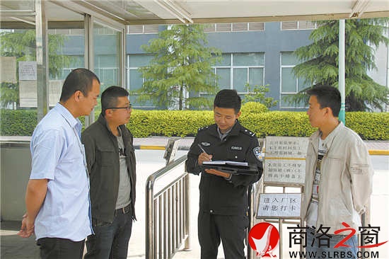 商丹工業園區內企業眾多，外來人口密集，張葛亮不定期便會深入園區企業走訪調查，以便及時發現、化解矛盾糾紛。