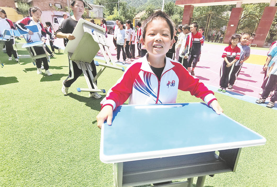 愛心捐贈桌椅 改善學習環(huán)境