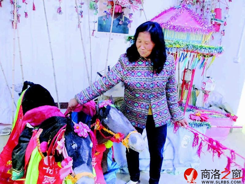 花鼓戲演出的各種器樂一應俱全,大都是自己用手做成。