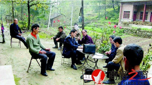 朱建志深入洛南縣為一起侵犯農(nóng)民工職業(yè)病健康權(quán)益的違法案件進(jìn)行調(diào)查取證。