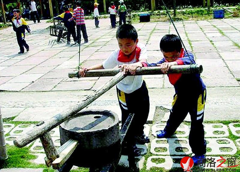 在城市的街區，石磨成了景觀。