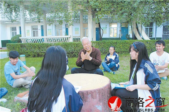 今年高考前夕，呂清太老師來到商南高級中學(xué)對參加高考的學(xué)生進(jìn)行心里輔導(dǎo)。